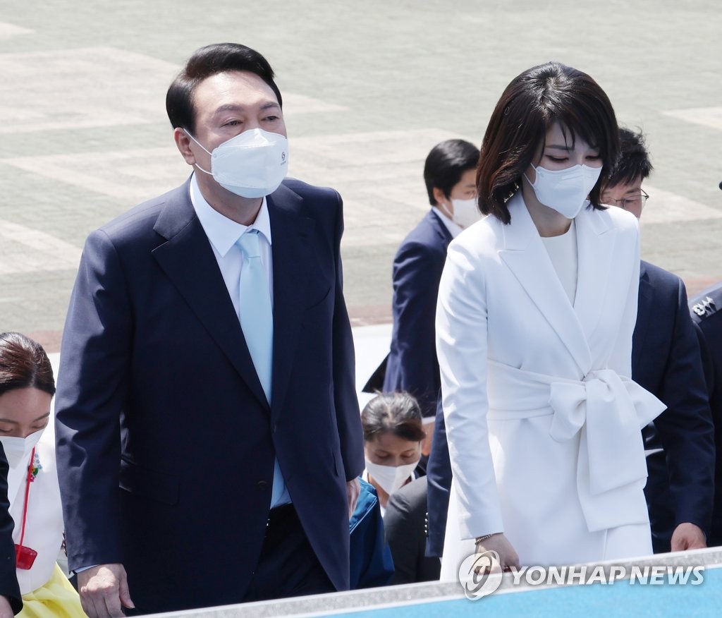 Le président Yoon Suk-yeol (à g.) et son épouse Kim Keon-hee arrivent le mardi 10 mai 2022 à la cérémonie d'investiture devant l'Assemblée nationale à Séoul. (Pool photo) 