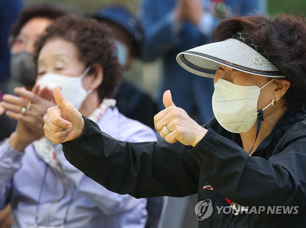 웃음꽃 핀 어르신들