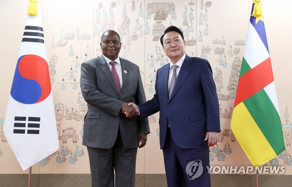 South Korean President Yoon Suk-yeol (R) poses for a photo with Central African Republic President Faustin-Archange Touadera prior to their talks at the presidential office in Seoul's Yongsan Ward on May 11, 2022. (Yonhap)