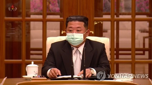 (2e LD) Coronavirus : Kim Jong-un préside une réunion d'urgence portant un masque
