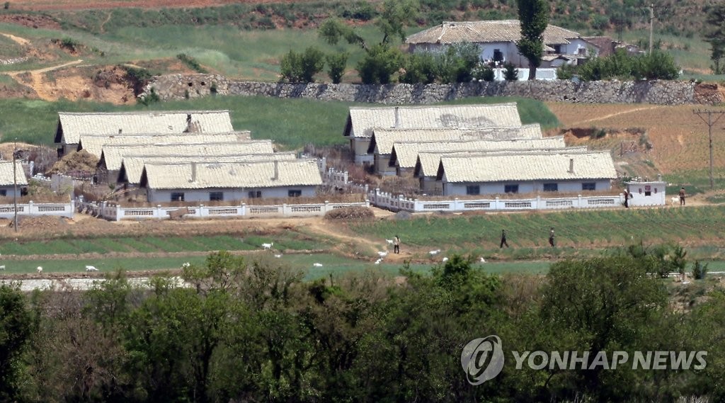 이동하는 북한 주민들