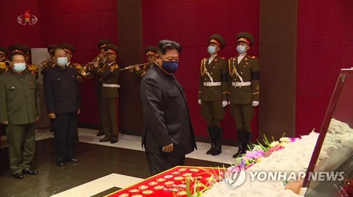 الزعيم الكوري الشمالي يزور نعش مسؤول كبير سابق
