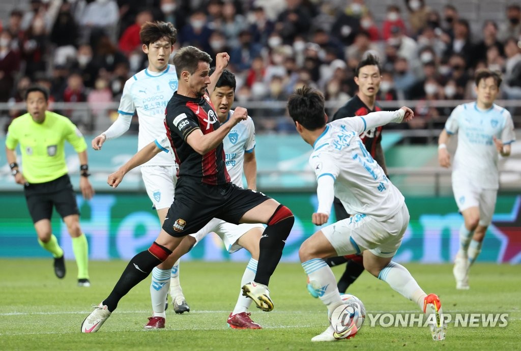 Aleksandar Palocevic of FC Seoul (C) tries to dribble through Pohang Steelers' defenders during the clubs' K League 1 match at Seoul World Cup Stadium in Seoul on May 15, 2022. (Yonhap)
