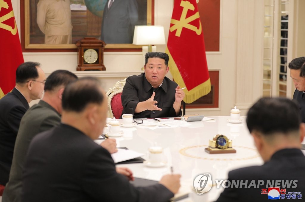 La foto, publicada por la KCNA, muestra al líder norcoreano, Kim Jong-un (centro), presidiendo una reunión del Presídium del Politburó del Comité Central del Partido de los Trabajadores, el 17 de mayo de 2022, en la sede del Comité Central, en Pyongyang. (Uso exclusivo dentro de Corea del Sur. Prohibida su distribución parcial o total)