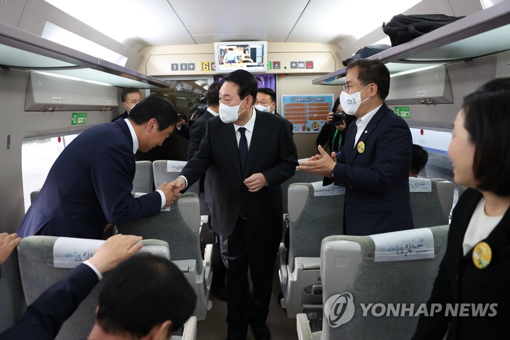 الرئيس يون يقدم تحية إلى مشرعي الحزب الحاكم داخل قطار خاص
