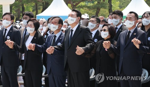 '님을 위한 행진곡' 제창하는 윤석열 대통령