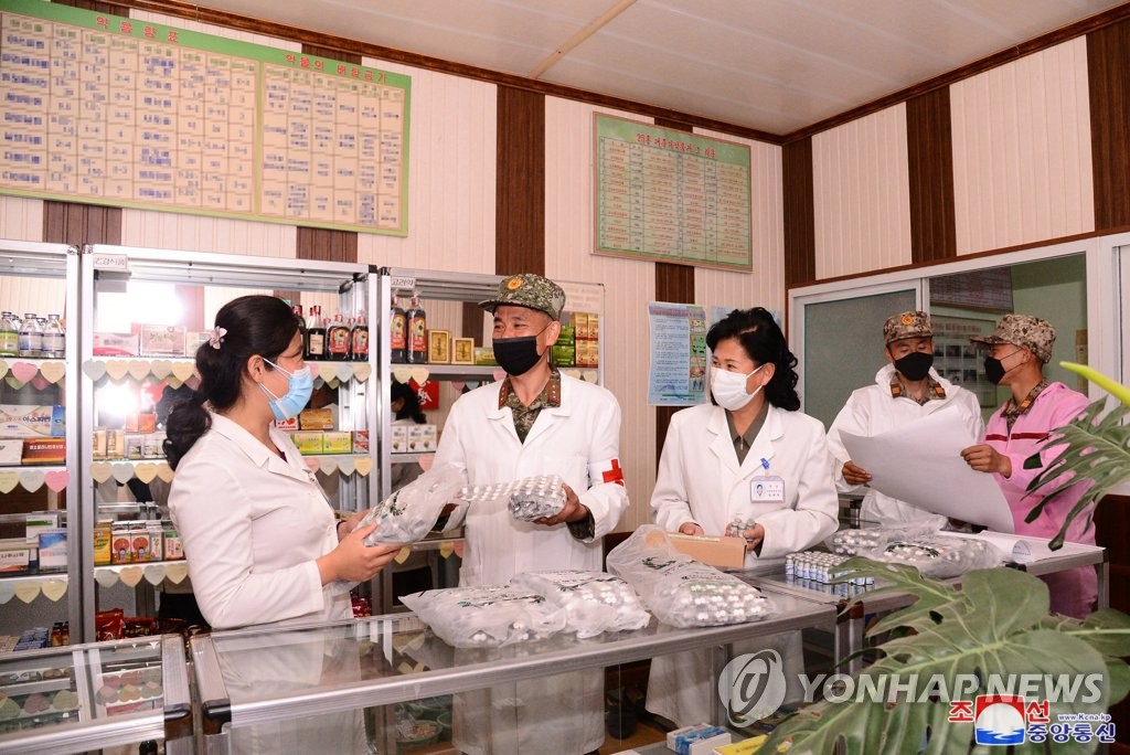 약국에 의약품 공급하고 있는 북한 군인들