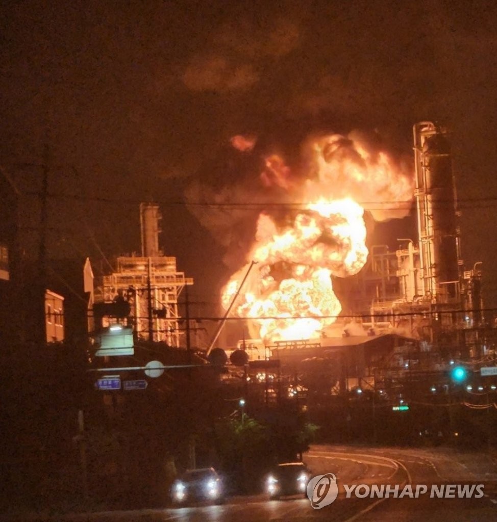Photo fournie par un lecteur de Yonhap le 19 mai 2022 montrant un incendie dans une raffinerie de S-Oil Corp. à Ulsan (sud-est), suite à une explosion. (Archivage et revente interdits) (Yonhap)