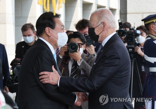 الرئيس يون يبدأ محادثات القمة مع الرئيس بايدن