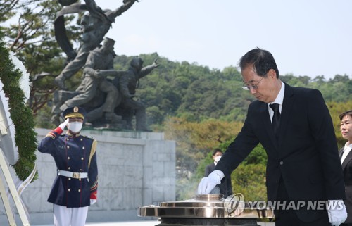 New PM visits National Cemetery