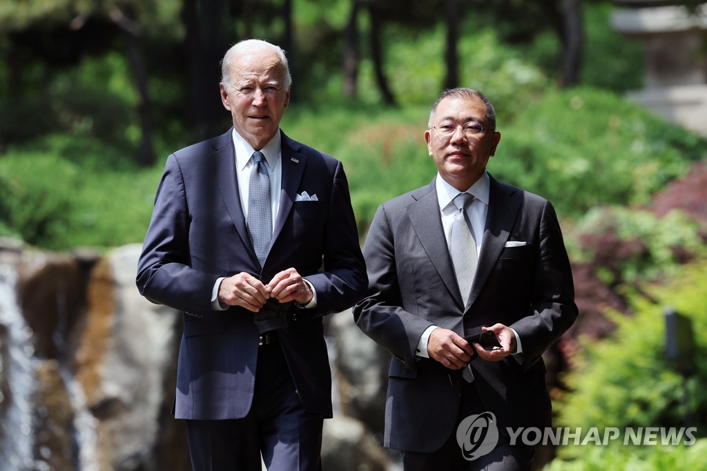 Le président du groupe Hyundai Motor, Chung Euisun, et le président américain Joe Biden marchent côte à côte à Séoul le 22 mai 2022. Chung a annoncé un investissement de 5 milliards de dollars aux Etats-Unis pour développer des logiciels de robotique et de conduite autonome. (Yonhap) 