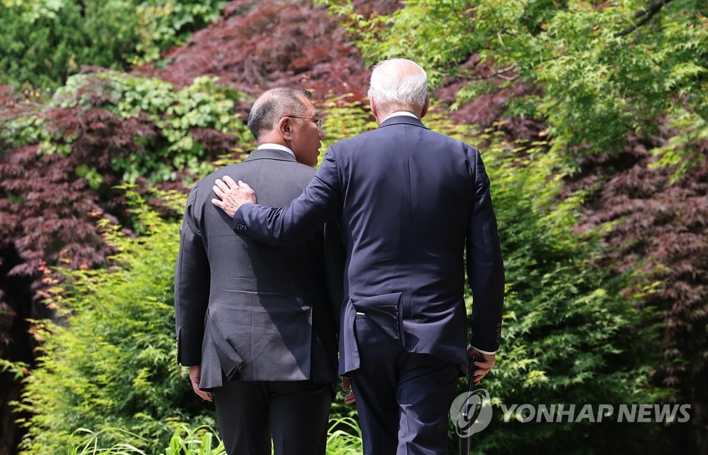 La foto de archivo, tomada el 22 de mayo de 2022, muestra al presidente del Grupo Hyundai Motor, Chung Euisin (izda.), caminando junto al presidente de EE. UU., Joe Biden, en Seúl, luego de pronunciar un discurso sobre el plan de inversión del fabricante surcoreano de automóviles en EE. UU.