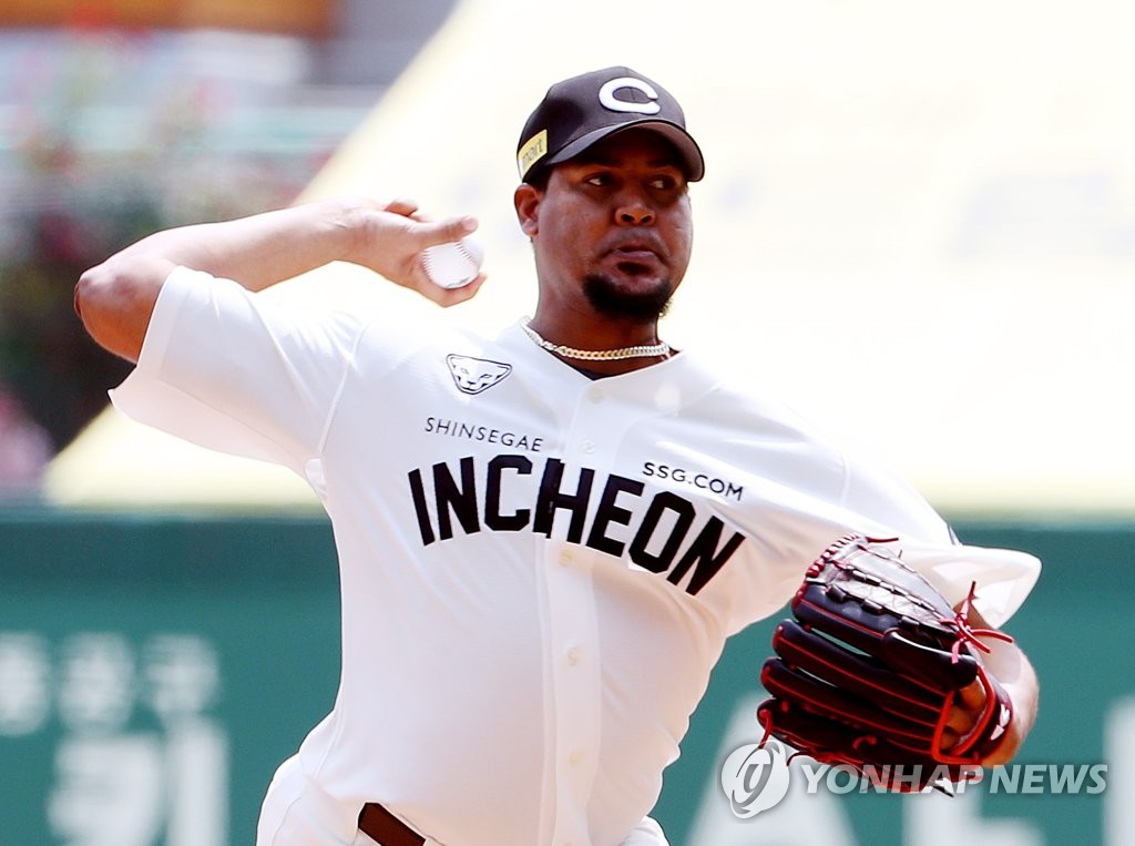 In this file photo from May 22, 2022, Ivan Nova of the SSG Landers pitches against the LG Twins during the top of the first inning of a Korea Baseball Organization regular season game at Incheon SSG Landers Field in Incheon, 30 kilometers west of Seoul. (Yonhap)