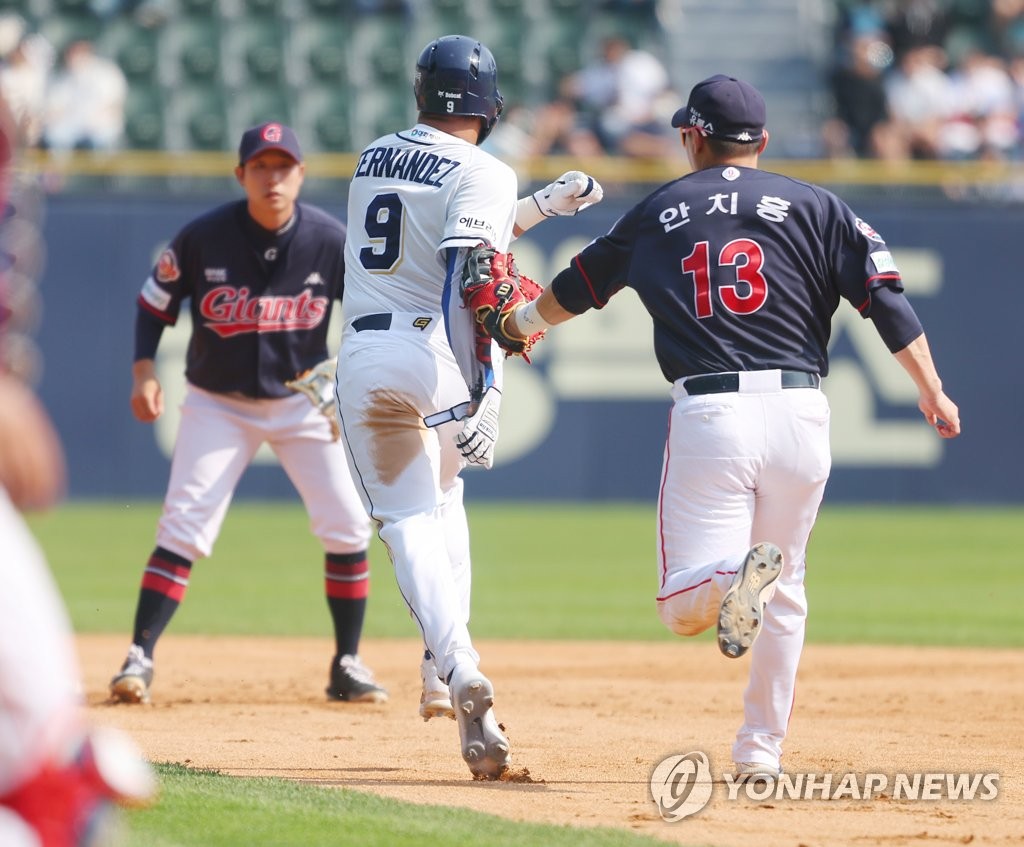 페르난데스 아웃시키는 안치홍