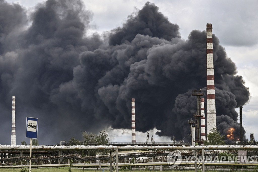 러-우크라군 격전 속 연기 치솟는 우크라 돈바스 정유공장