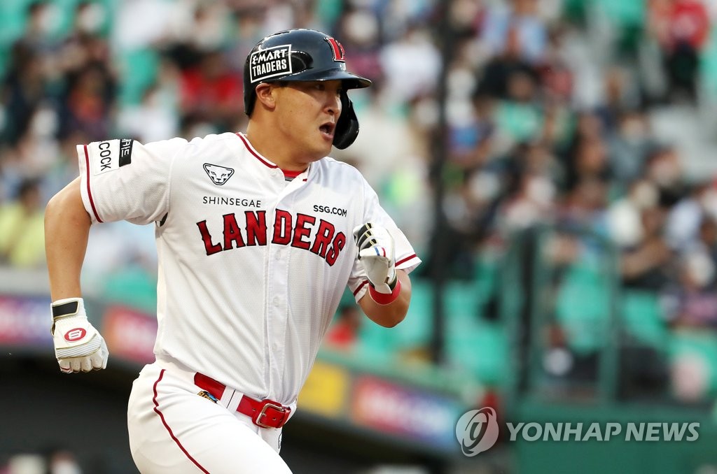 야수 전향 SSG 하재훈…KBO리그 복귀 첫 홈런