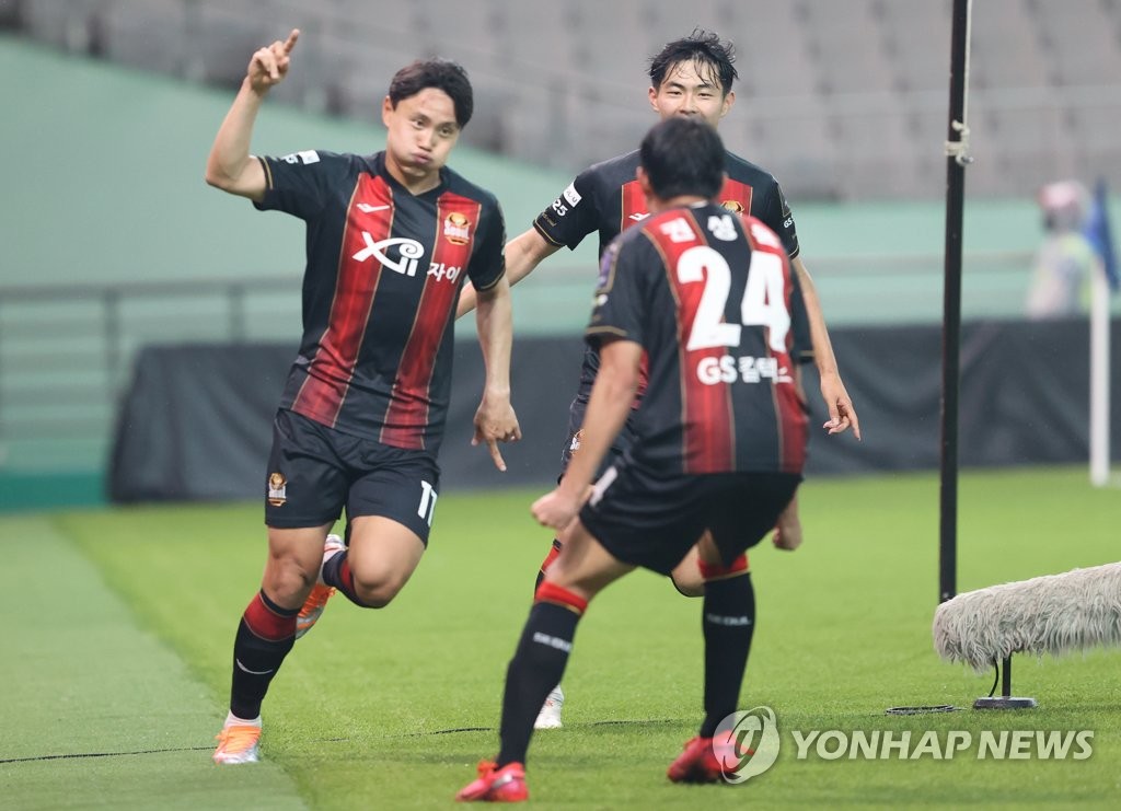 Cho Young-wook of FC Seoul (L) celebrates his goal against Jeju United in their round of 16 match at the FA Cup football tournament at Seoul World Cup Stadium in Seoul on May 25, 2022. (Yonhap)