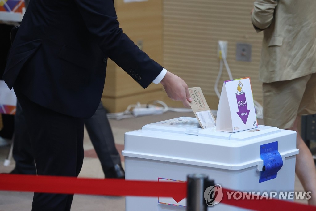A voter casts his ballot in early voting for the June 1 local elections at a polling station in Seoul on May 27, 2022. (Yonhap)