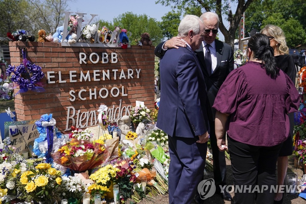 텍사스 총격 참사 초등학교 찾은 바이든 미 대통령