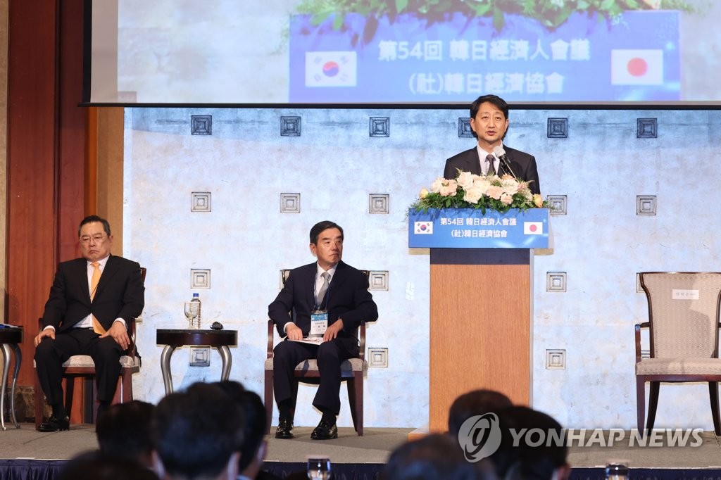 Trade Minister Ahn Duk-geun (behind podium) offers welcoming remarks at the 54th South Korea-Japan Business Conference held at Lotte Hotel in central Seoul on May 30, 2022. (Yonhap)