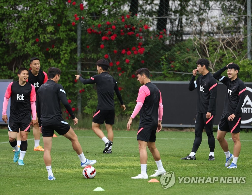 Members of the South Korean men's national football team train at the National Football Center in Paju, Gyeonggi Province, on May 30, 2022. (Yonhap)