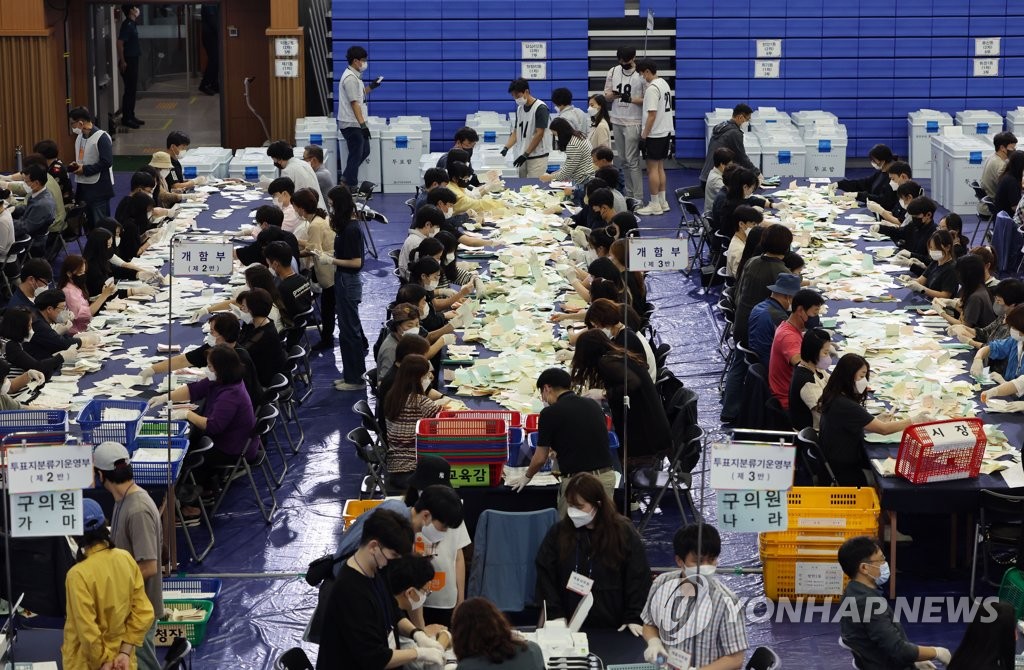 Le dépouillement des bulletins de vote pour les élections locales se déroule dans un gymnase à Séoul, le mercredi 1er juin. (Pool photo) 