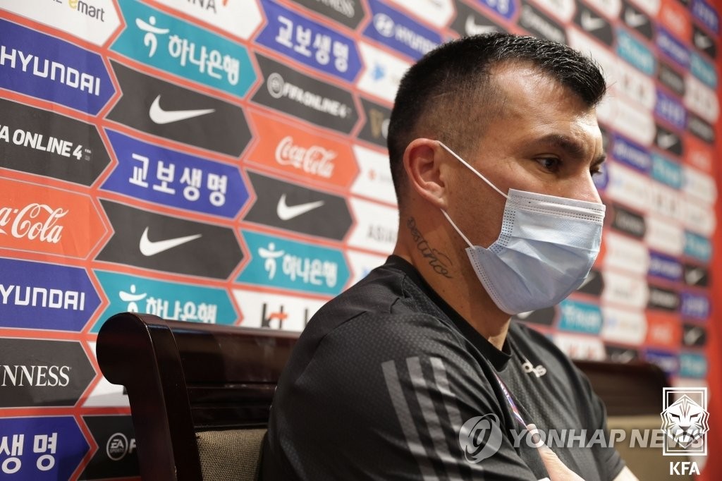 Gary Medel, captain of the Chilean men's national football team, speaks at an online press conference at Lotte City Hotel Daejeon in Daejeon, some 160 kilometers south of Seoul, on June 5, 2022, the eve of a pre-World Cup friendly against South Korea, in this photo provided by the Korea Football Association. (PHOTO NOT FOR SALE) (Yonhap)