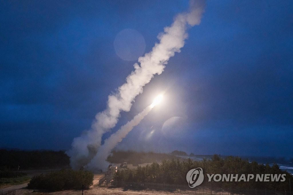 한미, 북한 미사일에 대응 지대지미사일 8발 발사