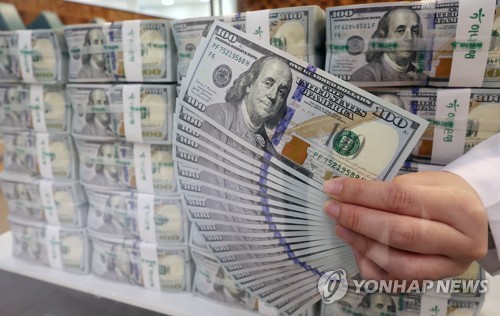 (3rd LD) S. Korean currency hits 13-yr low against dollar on global recession woes