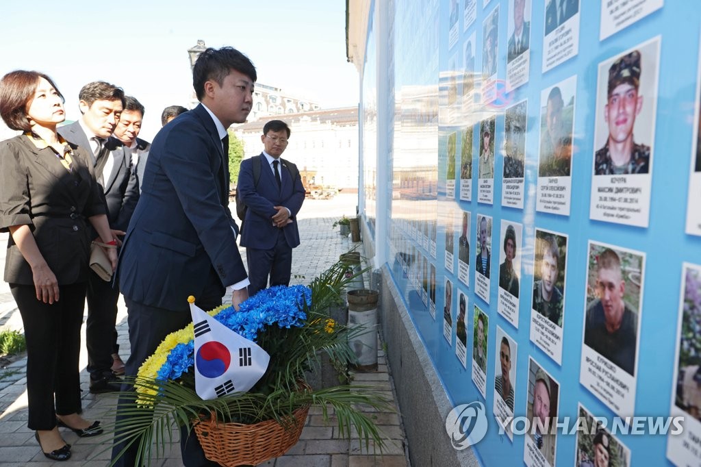 키이우 추모의 벽에서 참배하는 이준석 대표