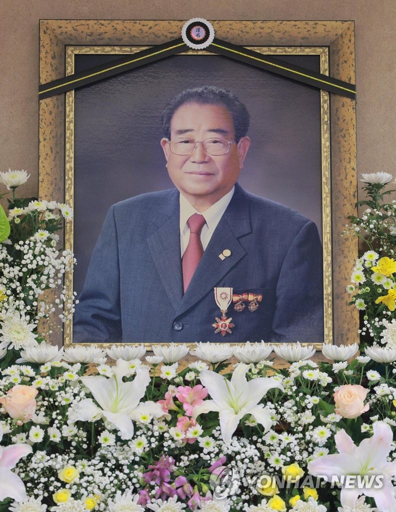 A portrait of entertainer Song Hae is displayed at an altar at Seoul National University Hospital in the South Korean capital on June 8, 2022. Song, who had hosted KBS-TV's national singing contest since 1988, died at 95 in Seoul the same day. He was recently listed in the Guinness World Records as the world's oldest TV music talent show host. (Pool photo) (Yonhap)