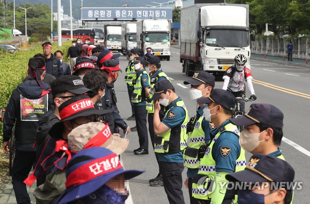 Des membres de l'Union solidaire du transport de marchandises organisent une grève pour réclamer des salaires de base dans un contexte de flambée des prix du diesel, devant l'entrée de l'usine Hyundai Motor d'Ulsan, à 410 km au sud-est de Séoul, le 8 juin 2022. (Yonhap)