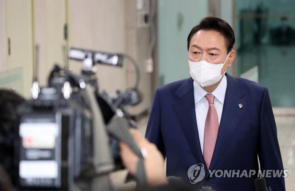President Yoon Suk-yeol takes reporters' questions as he arrives at the presidential office in Seoul on June 9, 2022. (Pool photo) (Yonhap)