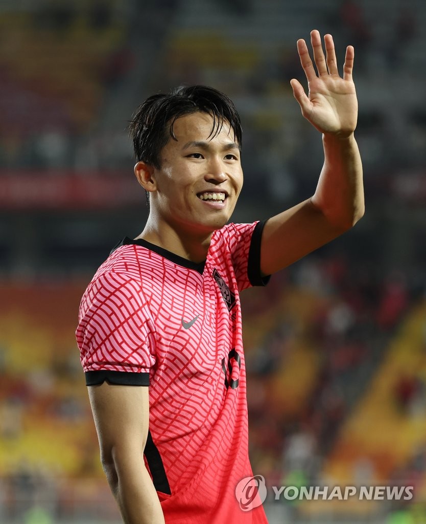 Jeong Woo-yeong of South Korea salutes the crowd at Suwon World Cup Stadium in Suwon, 35 kilometers south of Seoul, after a 2-2 draw against Paraguay in the countries' friendly football match on June 10, 2022. (Yonhap)