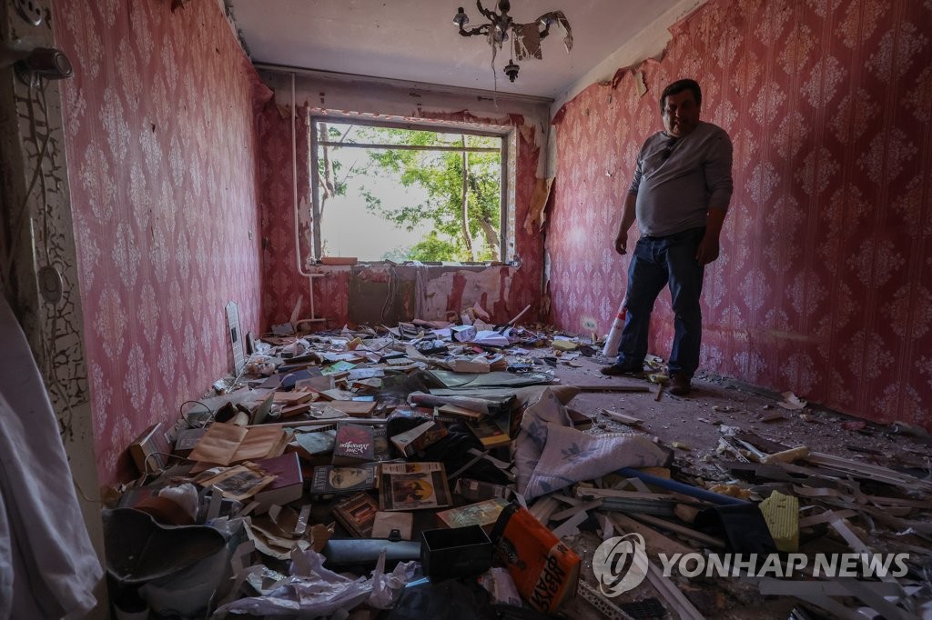 러시아군 폭격으로 폐허된 정든 집