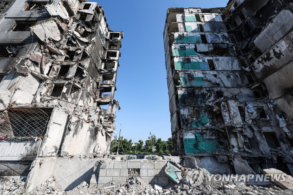 러시아 공격으로 가운데가 무너져 내린 보로디안카 지역 아파트