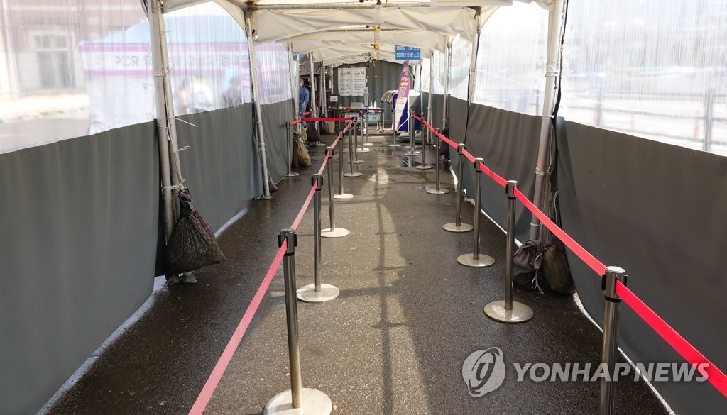 A coronavirus testing station in Seoul is quiet, in this file photo taken June 13, 2022, when the country reported 3,577 new cases, the lowest number since Jan. 16. (Yonhap)