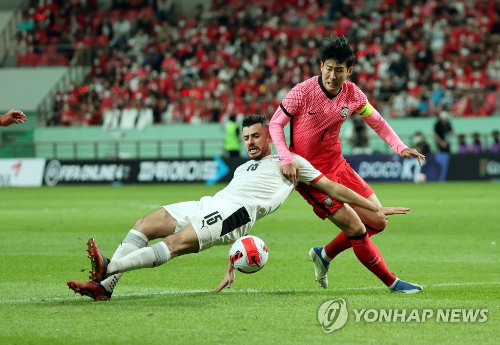Son Heung-min of South Korea (R) tries to get past Mahmoud Hamdy of Egypt during the countries' friendly football match at Seoul World Cup Stadium in Seoul on June 14, 2022. (Yonhap)