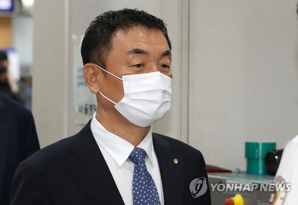 This June 17, 2022, file photo shows Kwon Oh-soo, head of Deutsch Motors Inc., a BMW car dealer in South Korea, arriving at the Seoul Central District Court to attend a hearing on a stock manipulation case. (Pool photo) (Yonhap)