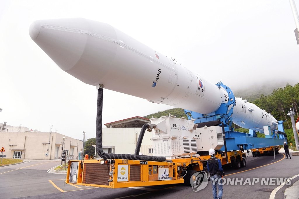 Esta fotografía, proporcionada, el 20 de junio de 2022, por el Instituto de Investigación Aeroespacial de Corea del Sur, muestra el cohete espacial surcoreano Nuri siendo transportado a la plataforma de lanzamiento en el Centro Espacial Naro, en Goheung, a unos 470 kilómetros al sur de Seúl. (Prohibida su reventa y archivo)