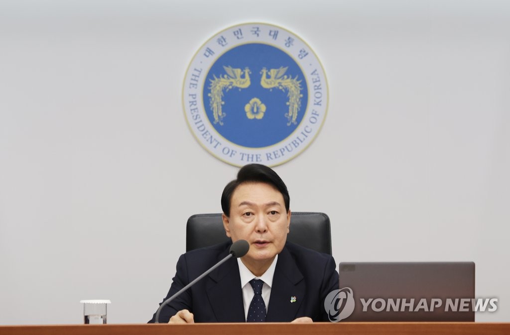 Le président Yoon Suk-yeol préside une réunion du Cabinet au bureau présidentiel de Yongsan à Séoul le 21 juin 2022. 