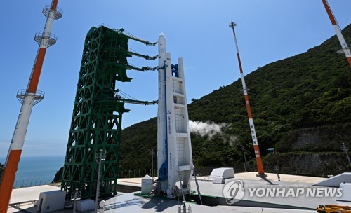 South Korea's homegrown space rocket Nuri is erected at the launch pad at Naro Space Center in Goheung, some 470 kilometers south of Seoul, on June 20, 2022, a day before its scheduled launch. (Pool photo) (Yonhap)