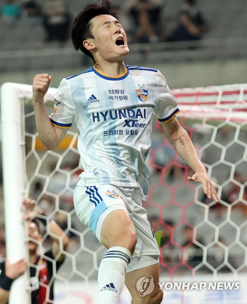Um Won-sang of Ulsan Hyundai FC celebrates after scoring a goal against FC Seoul during the clubs' K League 1 match at Seoul World Cup Stadium in Seoul on June 22, 2022. (Yonhap)
