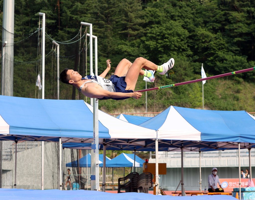 South Korean high jumper Woo Sang-hyeok competes during the high jump portion of the men's decathlon event at the National Athletics Championships at Jeongseon Stadium in Jeongseon, 150 kilometers east of Seoul, in this June 22, 2022, file photo provided by the Korea Association of Athletics Federations. (PHOTO NOT FOR SALE) (Yonhap)