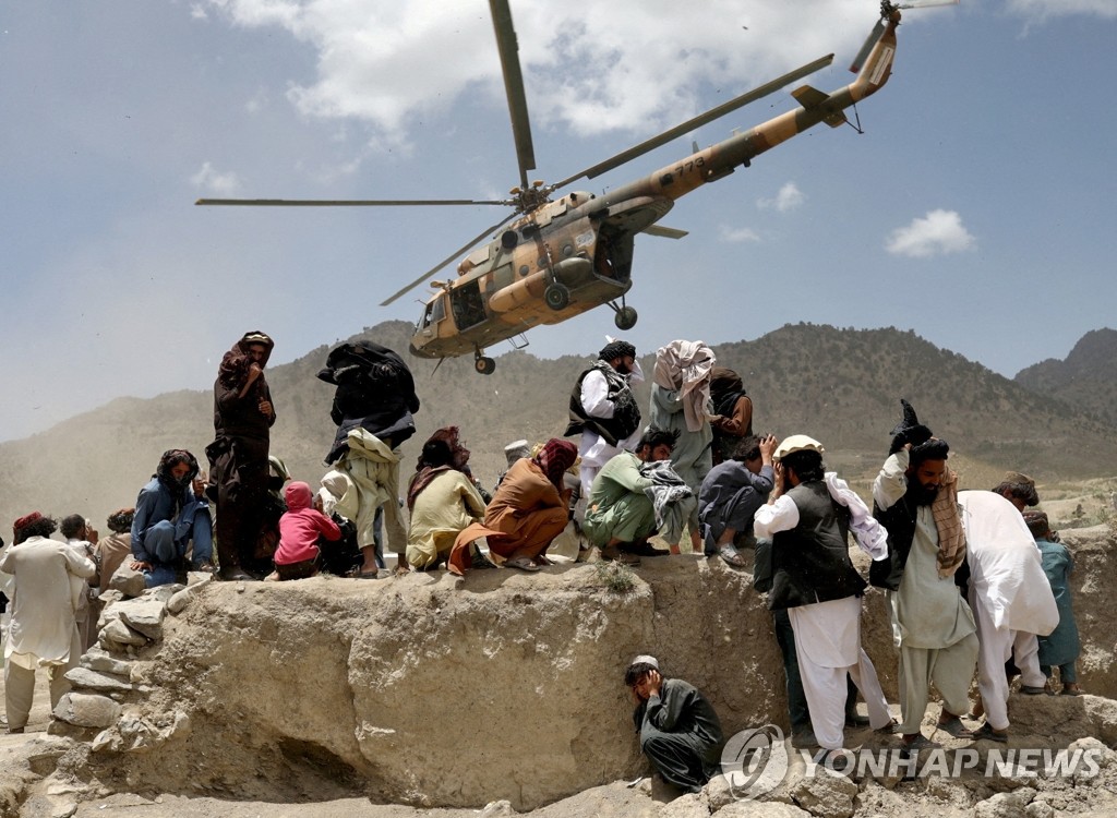 아프간 강진 피해 지역에 구호품 전달한 탈레반 헬기