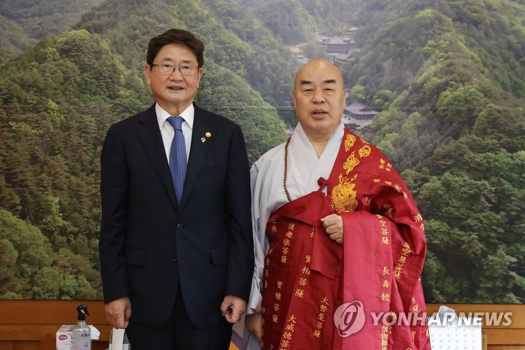 Culture minister meets Buddhist leader