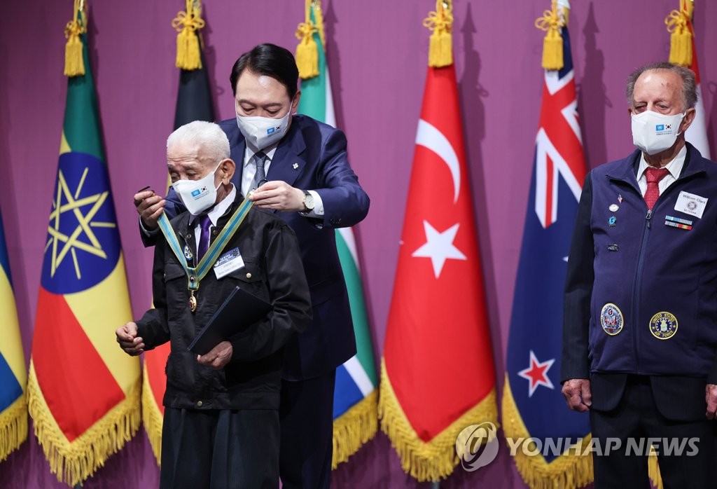 Yoon concede medallas a los veteranos de la Guerra de Corea