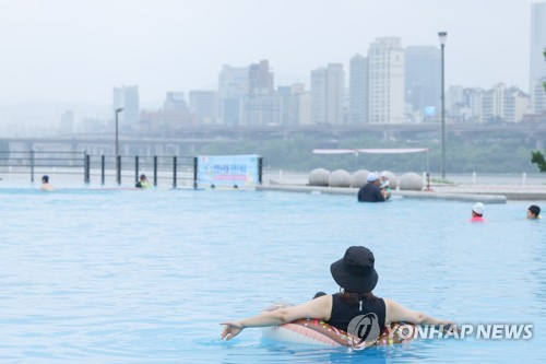 漢江公園内のプールが３年ぶり営業再開
