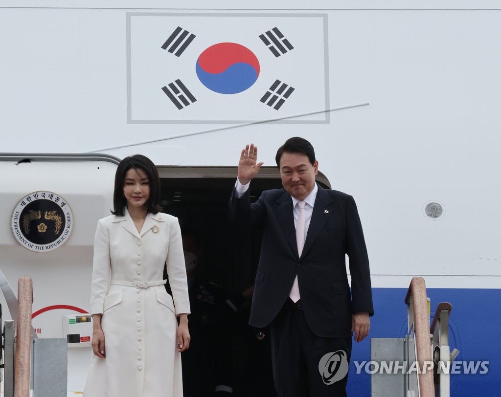 尹大統領　ＮＡＴＯ首脳会議へ出発