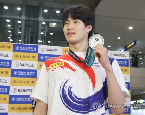 عودة السباح «هوانغ صن-وو» إلى البلاد بعد فوزه بميدالية فضية في بطولة العالم